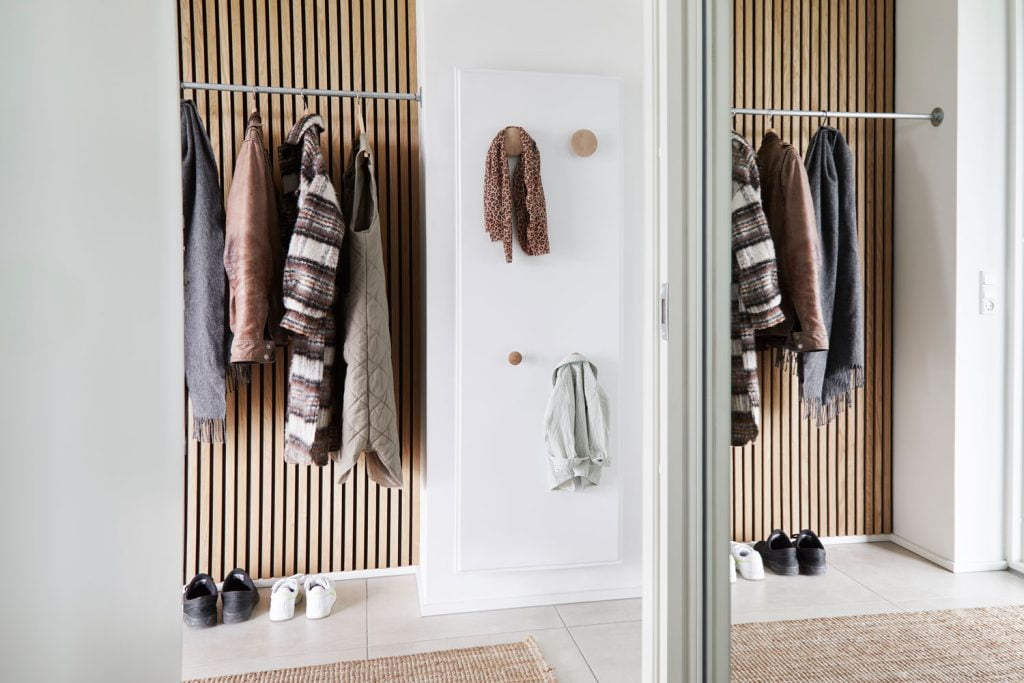 Hudevad P5 Vertical hallway with oak knobs