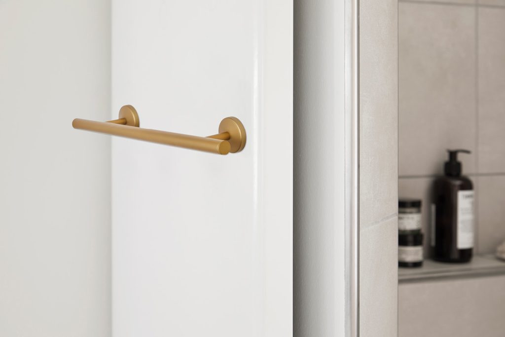 Hudevad radiator with brass rail